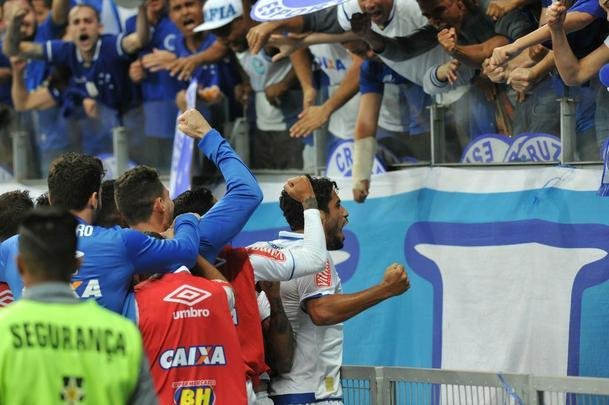 Momento em que Hudson marcou o gol do Cruzeiro no segundo tempo