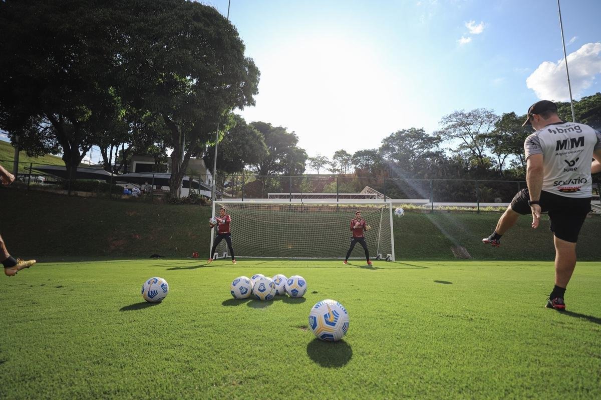 Com Guilherme Arana de volta, Cuca comanda atividade na Cidade do Galo