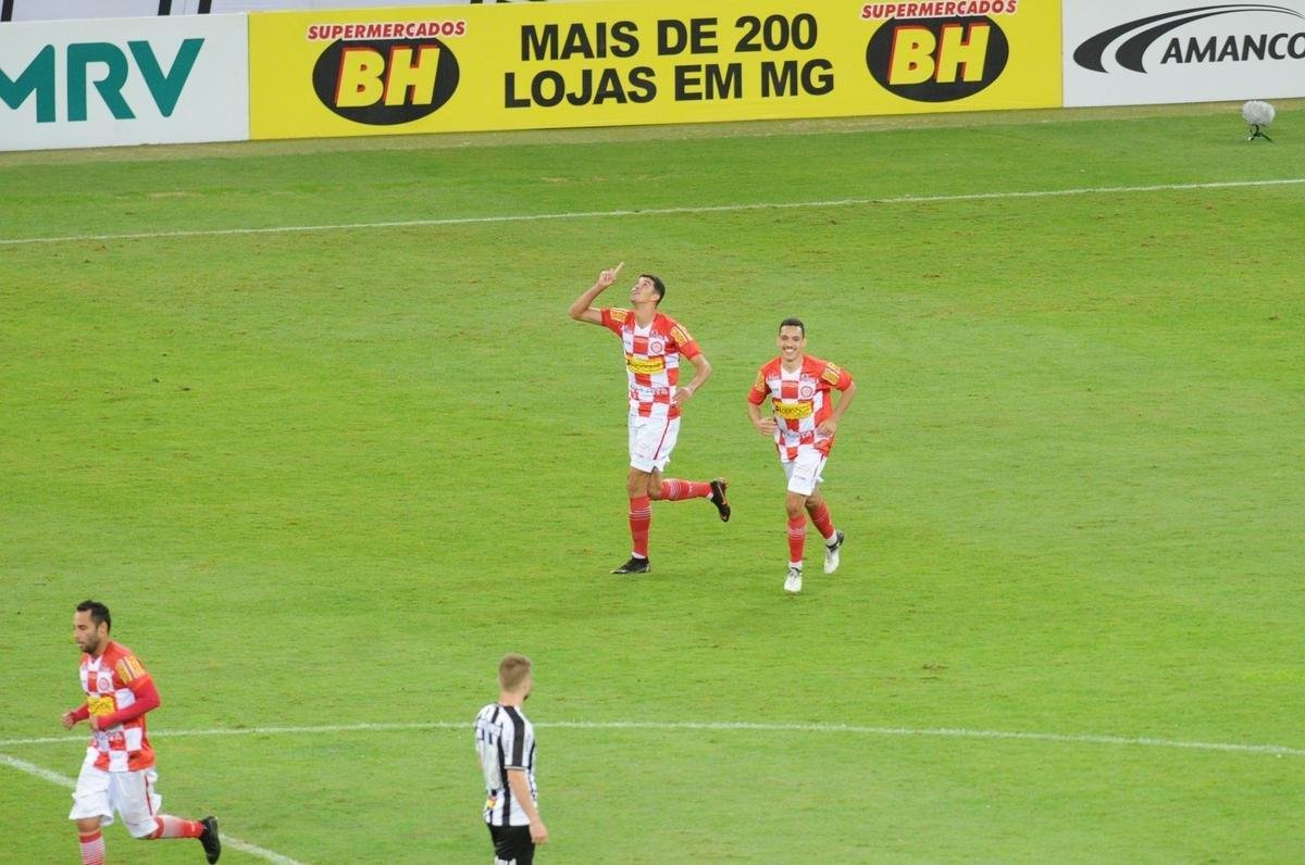 No segundo tempo, o Tombense saiu na frente, com gol de pnalti de Rubens. Logo depois, Sasha empatou para o Galo, aps falha pontual do goleiro Felipe. 