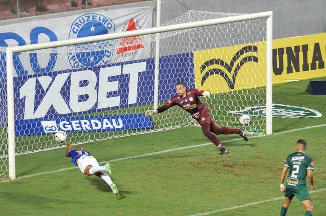 Depois de muito insistir, Cruzeiro abriu o placar com latera-esquerdo Matheus, em cobrana de falta: 1 a 0