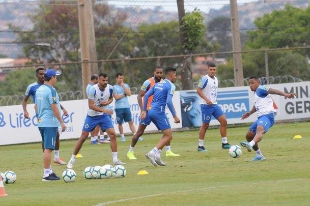 Adilson Batista em ao em seu primeiro treino  frente do Cruzeiro