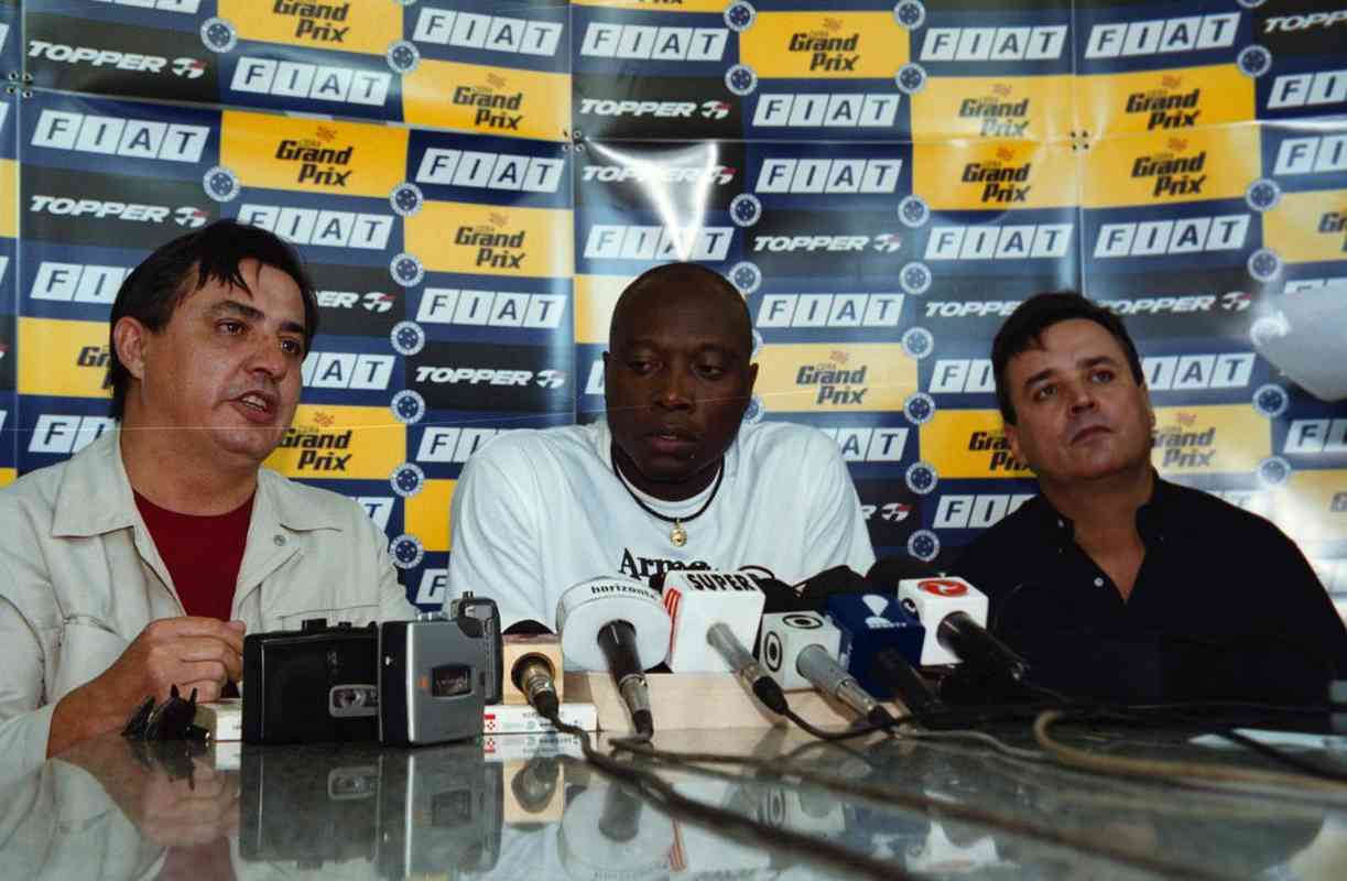 Fotos da apresentação do meia colombiano Freddy Rincón no Cruzeiro, em 6 de julho de 2001, na Toca da Raposa I. Ex-jogador morreu aos 55 anos nesta quarta-feira (13/4/2022), em Cali, em consequência de um acidente de carro.
