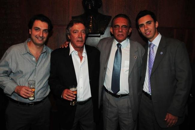 06/02/2012 - Mussi Assad Abuhid, Ronaldo Drumond, Benecy Queiroz e Benecy Queiroz Junior na 11 edio do Trofu Tel Santana, no palco do Palcio das Artes.