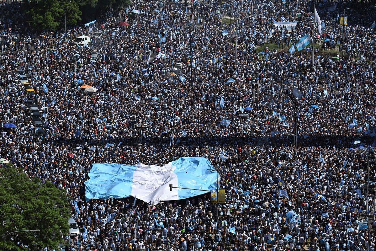 Multido festeja, no Centro de Buenos Aires, o tri mundial da Argentina conquistado na Copa do Catar
