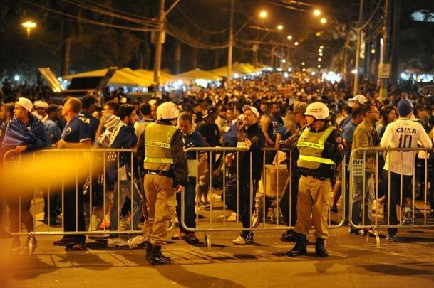 Torcedores do Cruzeiro na partida contra o Palmeiras no Mineiro