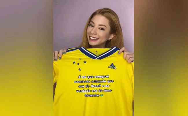 A influencer Victoria Baiocchi comprou a camisa do Cruzeiro pensando que era da Seleo Brasileira