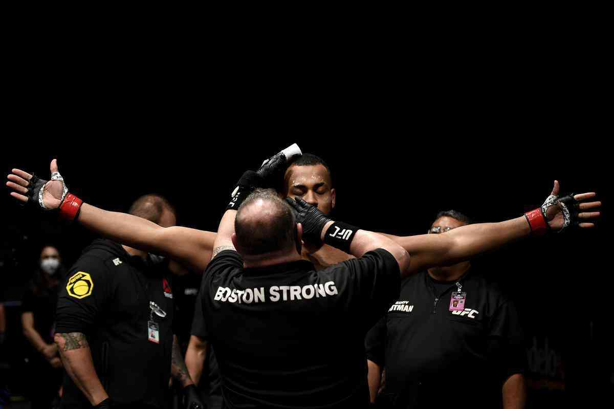 'Zé Colmeia' faz o check in para subir ao octógono do UFC