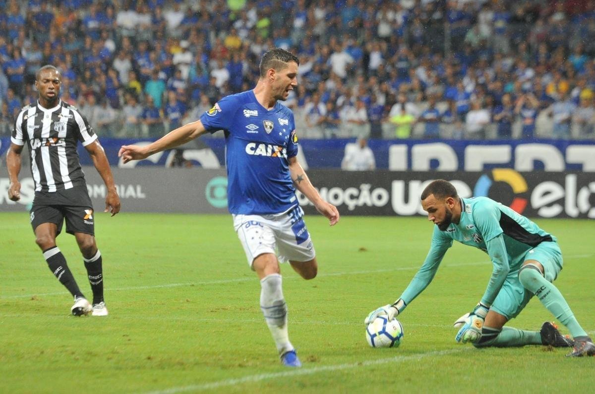 Fotos de Cruzeiro x Cear, no Mineiro, em jogo atrasado da 27 rodada do Brasileiro