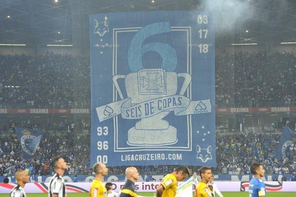 Torcedores do Cruzeiro lotam as arquibancadas do Mineiro para acompanhar a partida vlida pelas quartas de final da Copa do Brasil