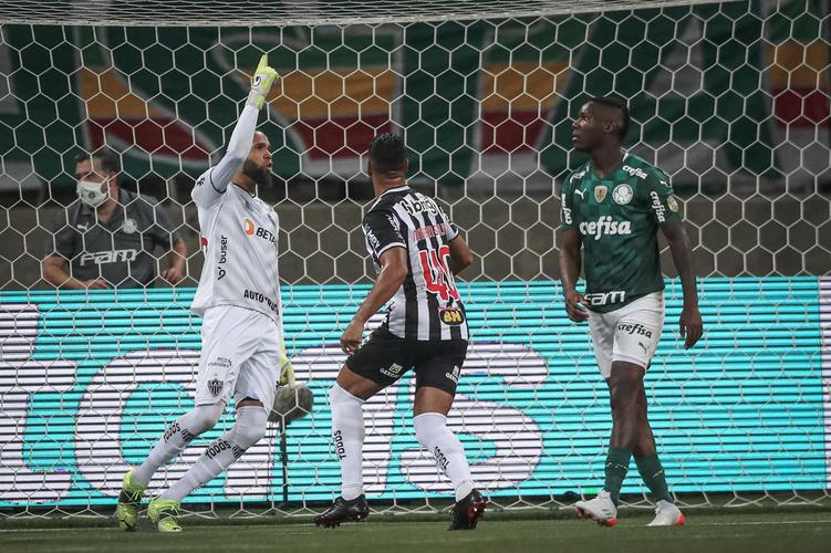Everson defendeu pênalti do Palmeiras cobrado por Patrick de Paula