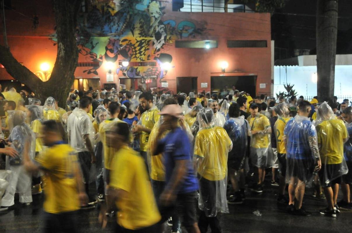 Torcedores encaram chuva na chegada ao Mineiro para assistir ao jogo entre Brasil e Paraguai pelas Eliminatrias da Copa do Mundo do Catar