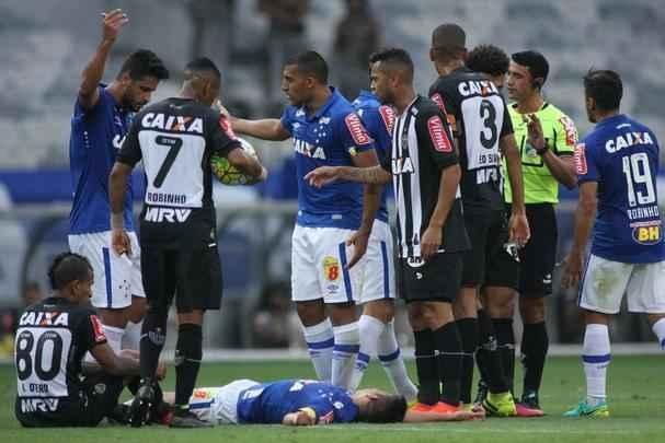 Imagens do segundo tempo do clssico entre Cruzeiro e Atltico, no Mineiro