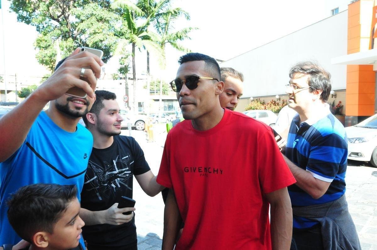 Depois de derrotar a Argentina por 2 a 0 no Mineiro e garantir vaga na final da Copa Amrica, jogadores da Seleo Brasileira ganharam folga em Belo Horizonte e foram tietados por torcedores na porta do hotel Ouro Minas. Na foto, o lateral-esquerdo Alex Sandro, da Juventus