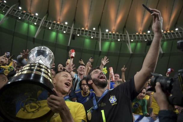 Seleção Brasileira derrota Peru por 3 a 1, conquista Copa América e ergue a taça no Maracanã; veja as fotos da festa do Brasil