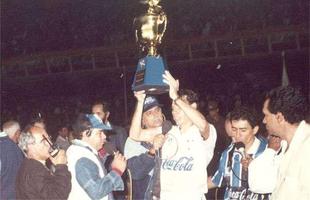 Nonato (com camisa do Grmio) em comemorao do ttulo da Copa do Brasil de 1993