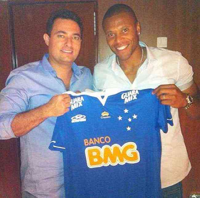 Meia-atacante Jlio Baptista assinou contrato de dois anos com o Cruzeiro e vestir camisa 10