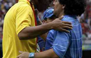 Grandes encontros de Maradona: astro argentino ao lado do brasileiro Ronaldinho Gacho, em 2008, durante os Jogos Olmpicos de Pequim