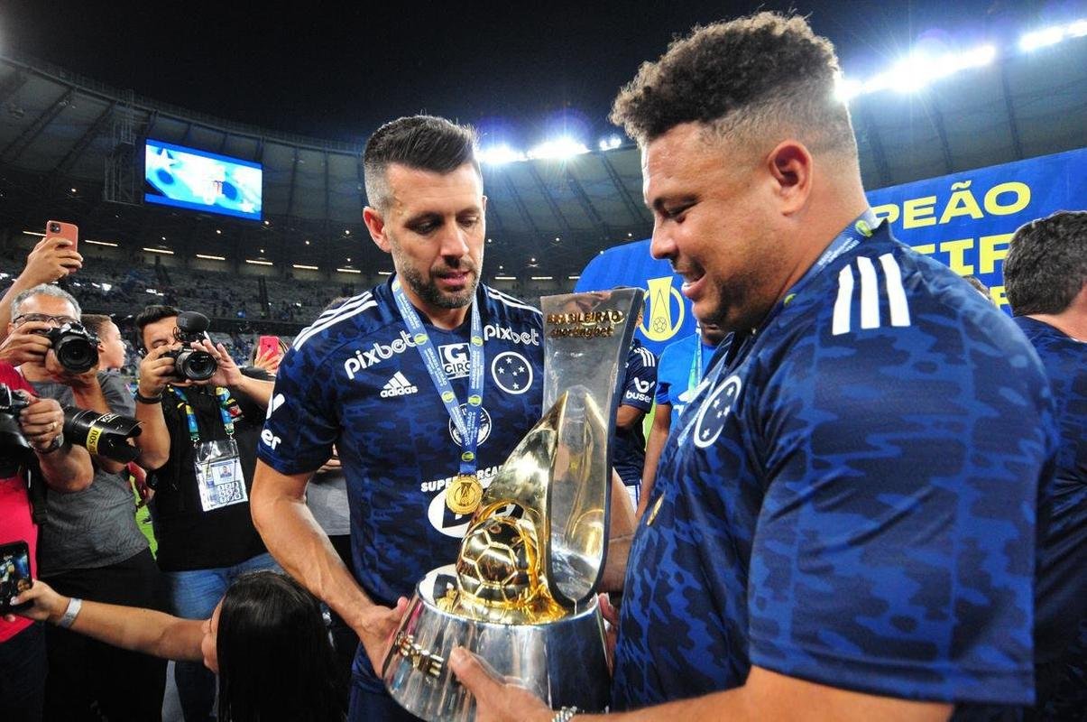 Cruzeiro levanta a taa da Srie B e faz festa no Mineiro