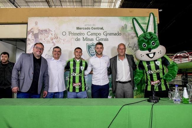 O meia argentino Emmanuel Martinez foi apresentado pelo Am�rica nesta ter�a-feira (16/8), em evento realizado no Mercado Central, em Belo Horizonte. 