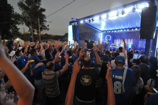 Caravana do Cruzeiro em Conselheiro Lafaiete, com a presena de Ronaldo Fenmeno. Milhares de torcedores cruzeirenses compareceram ao Parque de Exposies Tancredo Neves para prestigiar o evento oficial do clube