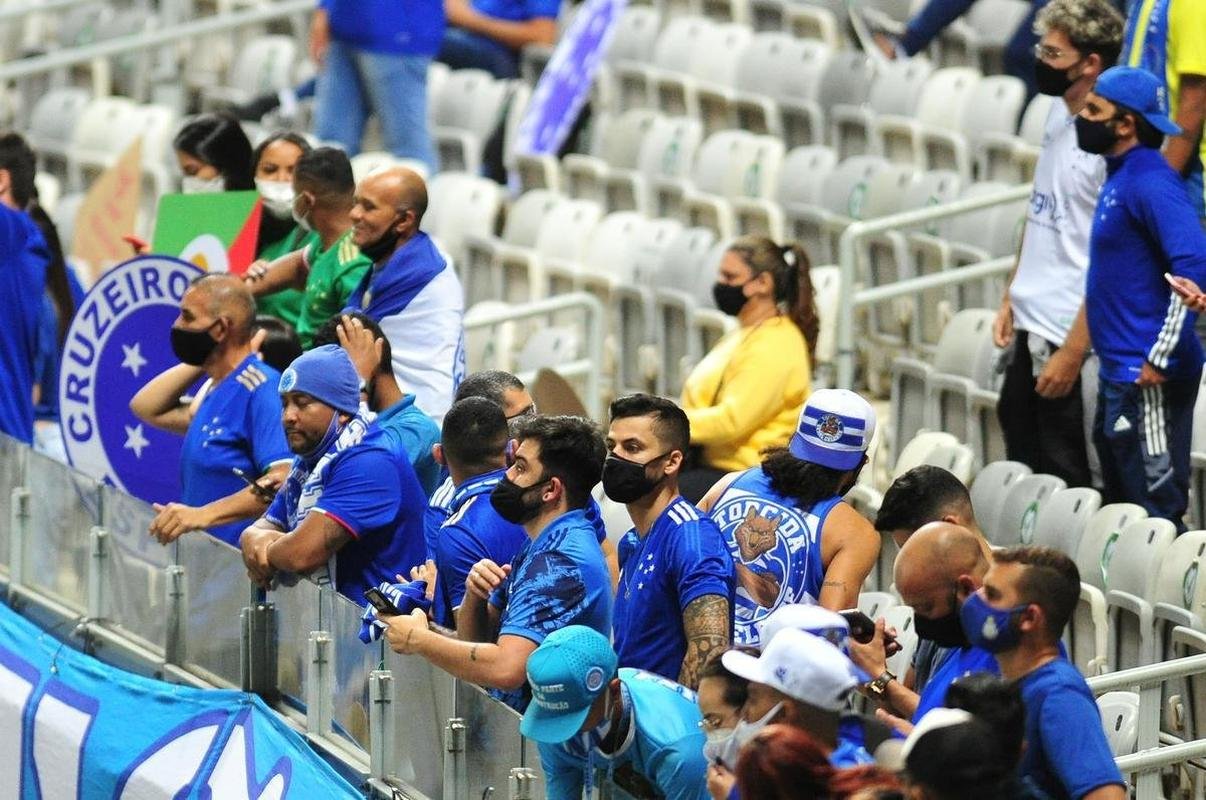 Fotos do jogo entre Cruzeiro e Confiana pela Srie B. Jogo  em Belo Horizonte marcou a volta da torcida cruzeirense ao Mineiro aps meses de ausncia devido  pandemia da COVID-19
