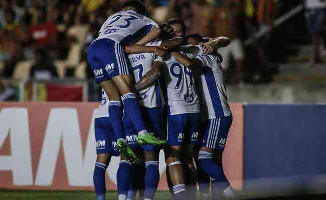 Jogadores do Cruzeiro comemoram gol; time está perto de conseguir acesso