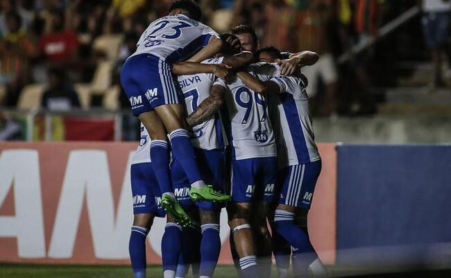 Jogadores do Cruzeiro comemoram gol; time est perto de conseguir acesso