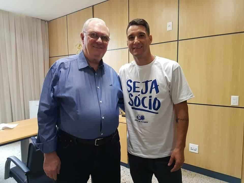 Depois da recepo calorosa em Confins, Thiago Neves conheceu a Toca II e realizou testes fsicos