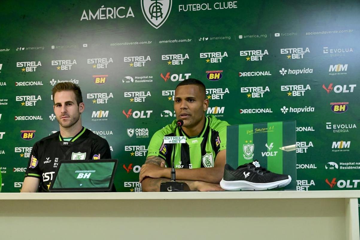 O goleiro Mateus Pasinato e o atacante Mikael foram apresentados pelo Amrica nessa quinta-feira (3/2), no CT Lanna Drumond