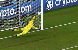 Goleiro Wojciech Szczesny defendeu pnalti cobrado por Messi no duelo entre Polnia e Argentina no Estdio 974