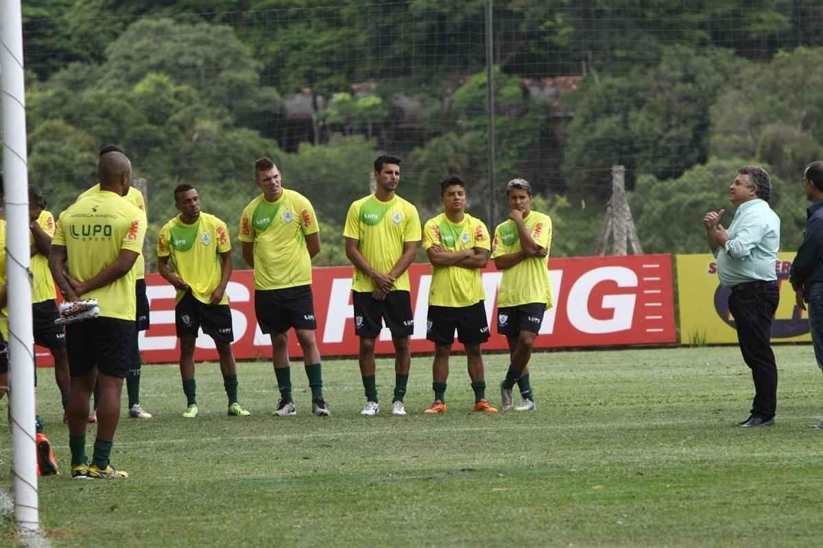 O elenco do Amrica se reapresentou para a temporada 2015 na tarde desta segunda-feira, no CT Lanna Drumond. Depois de reunio com integrantes do conselho de administrao, os jogadores foram para um campo secundrio, onde realizaram o primeiro trabalho com bola. O gramado principal passa por reformas.
