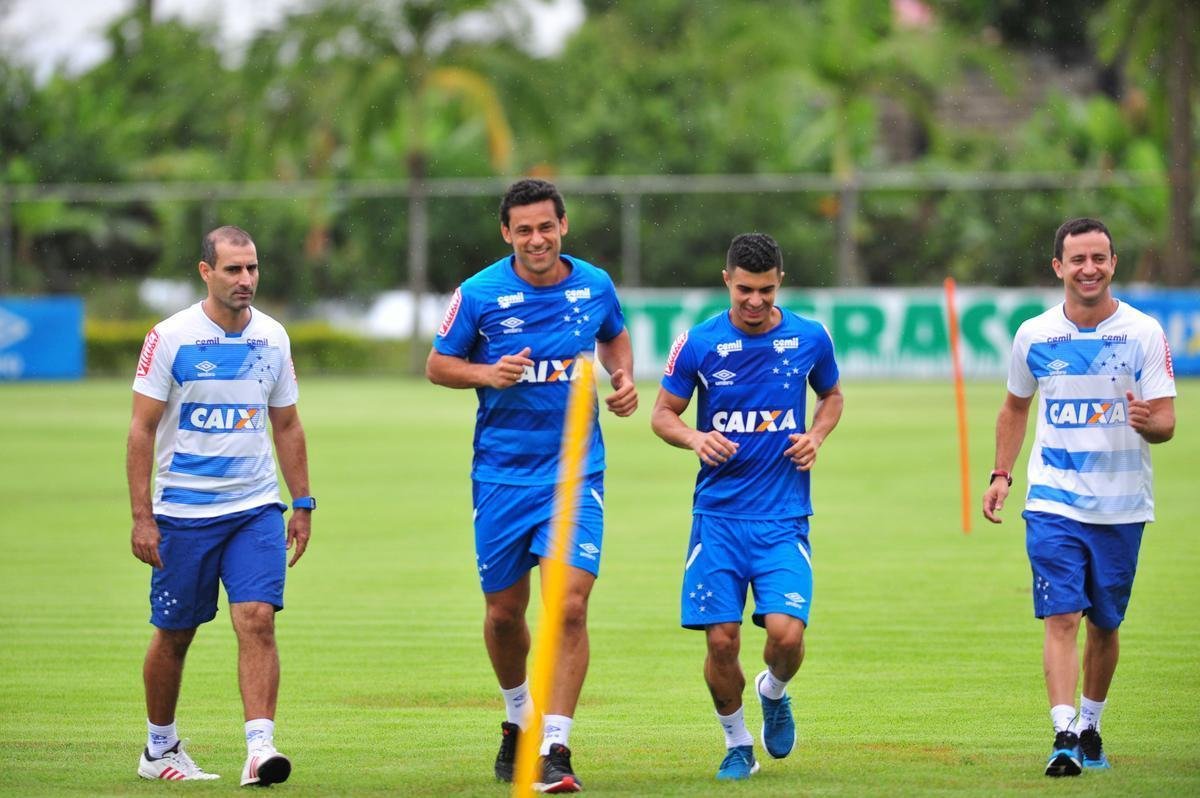 No segundo dia da pr-temporada, jogadores do Cruzeiro fizeram atividade fsica no campo
