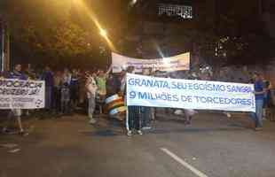 Torcedores do Cruzeiro voltam a protestar em frente  sede administrativa do clube, no Barro Preto