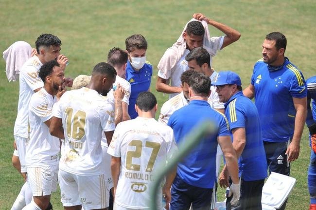 Cruzeiro e Ponte Preta se enfrentaram numa manh de forte calor em Sete Lagoas
