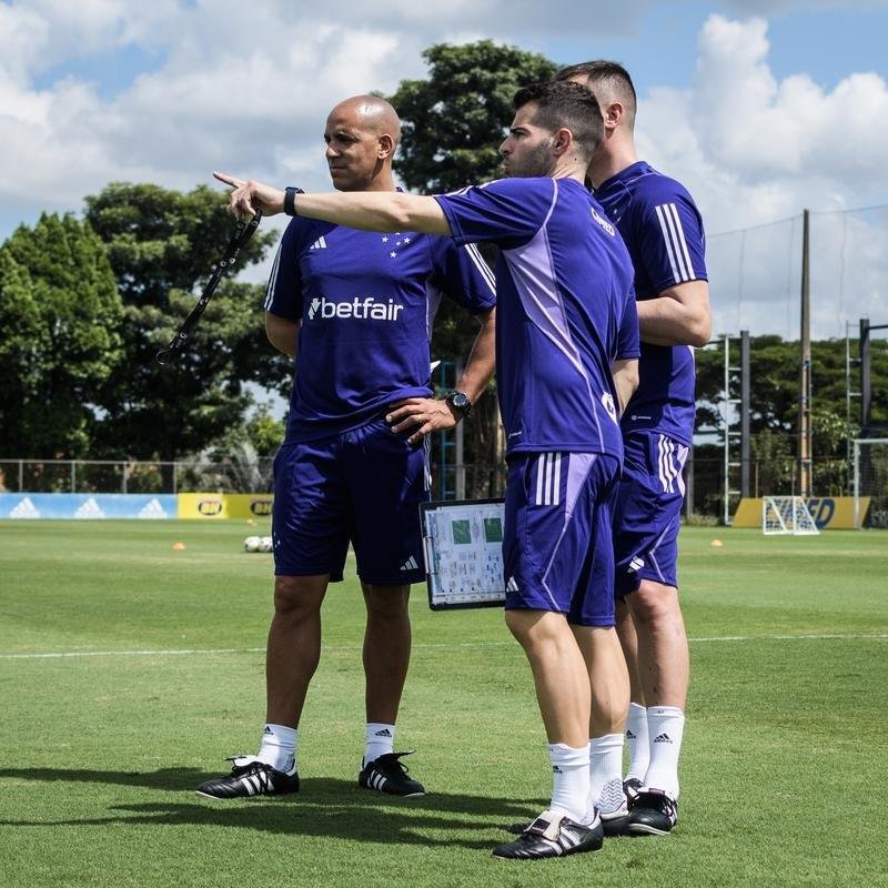 Fotos do primeiro treino do tcnico portugus Pepa no Cruzeiro