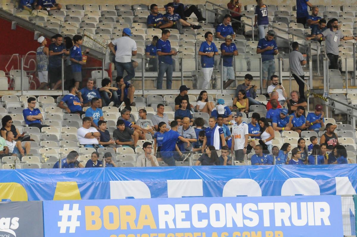 Torcedores do Cruzeiro e do Villa marcaram presena no Mineiro