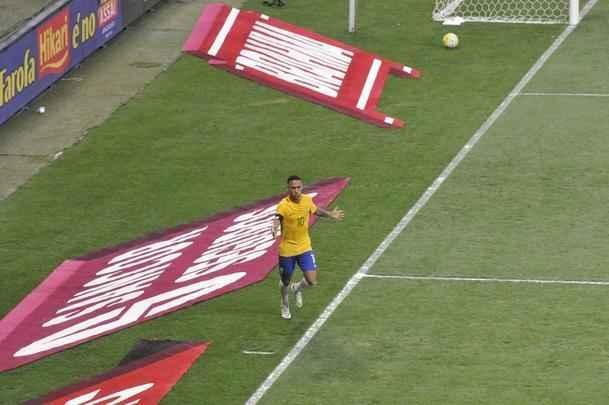 Neymar marca o segundo do Brasil aos 45 do primeiro tempo