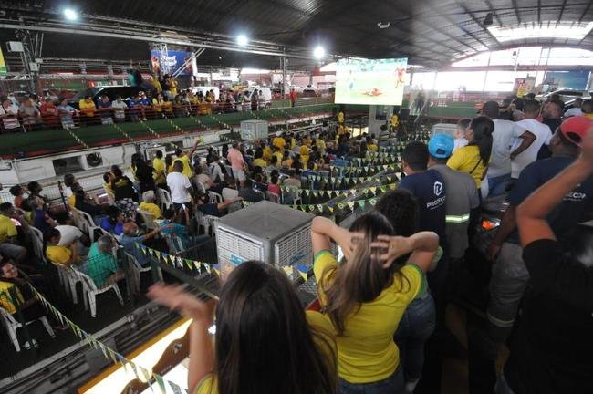 No Mercado Central, em BH, torcedores assistem ao jogo do Brasil contra a Sua pelo Grupo G da Copa do Mundo, no Catar