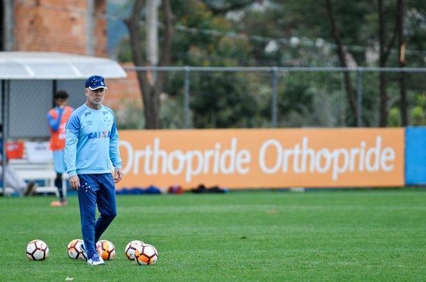 Cruzeiro treinou na tarde desta segunda-feira, na Toca da Raposa II, e embarcou para Buenos Aires horas depois. Na quarta, time enfrenta o Boca Juniors, na Bombonera, pela Copa Libertadores. O meia Arrascaeta, com dores na coxa esquerda, no viajou com a delegao. Tambm ficaram em Belo Horizonte o meia Mancuello e o atacante Sass.