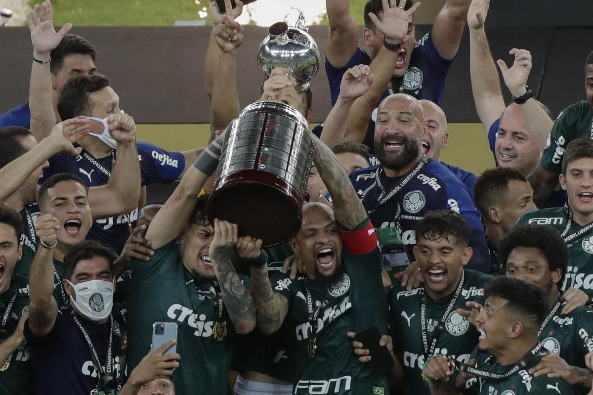 Festa do Palmeiras no Maracanã com a conquista do bicampeonato da Copa Libertadores sobre o Santos. Verdão venceu a decisão por 1 a 0 com gol do atacante Breno Lopes aos 53 do segundo tempo (AFP / Mauro Pimentel / Ricardo Moraes / Silvia Izquierdo)