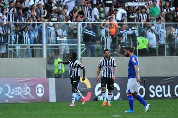 Cazares marcou belo gol de falta, e goleiro cruzeirense Fbio nem se mexeu