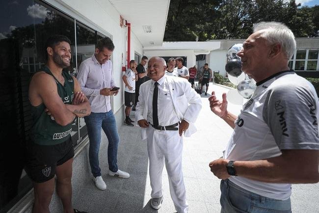 Comemorao pelo aniversrio do Galo e treino