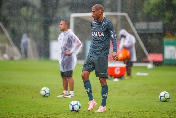 Atltico treinou sob chuva intensa na Cidade do Galo nesta quinta-feira  tarde