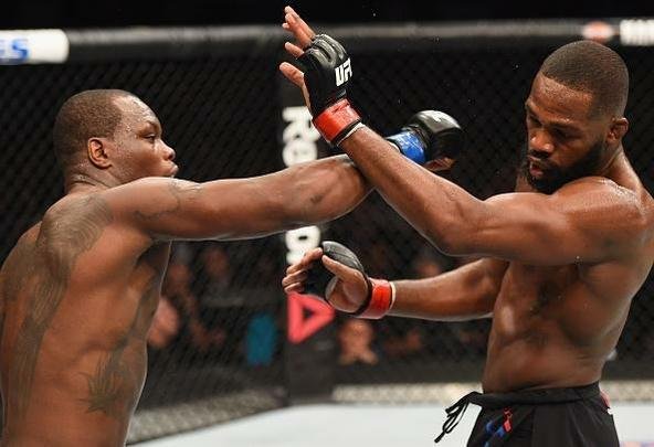 Jon Jones volta ao octógono do UFC e conquista cinturão interino