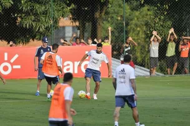 Seleo Argentina treinou nesta tera na Cidade do Galo com Lionel Messi. O craque cobrou faltas, afiou a pontaria e, em seguida, deixou a atividade mais cedo para se poupar. Na parte final, o tcnico Bauza orientou um trabalho em campo reduzido