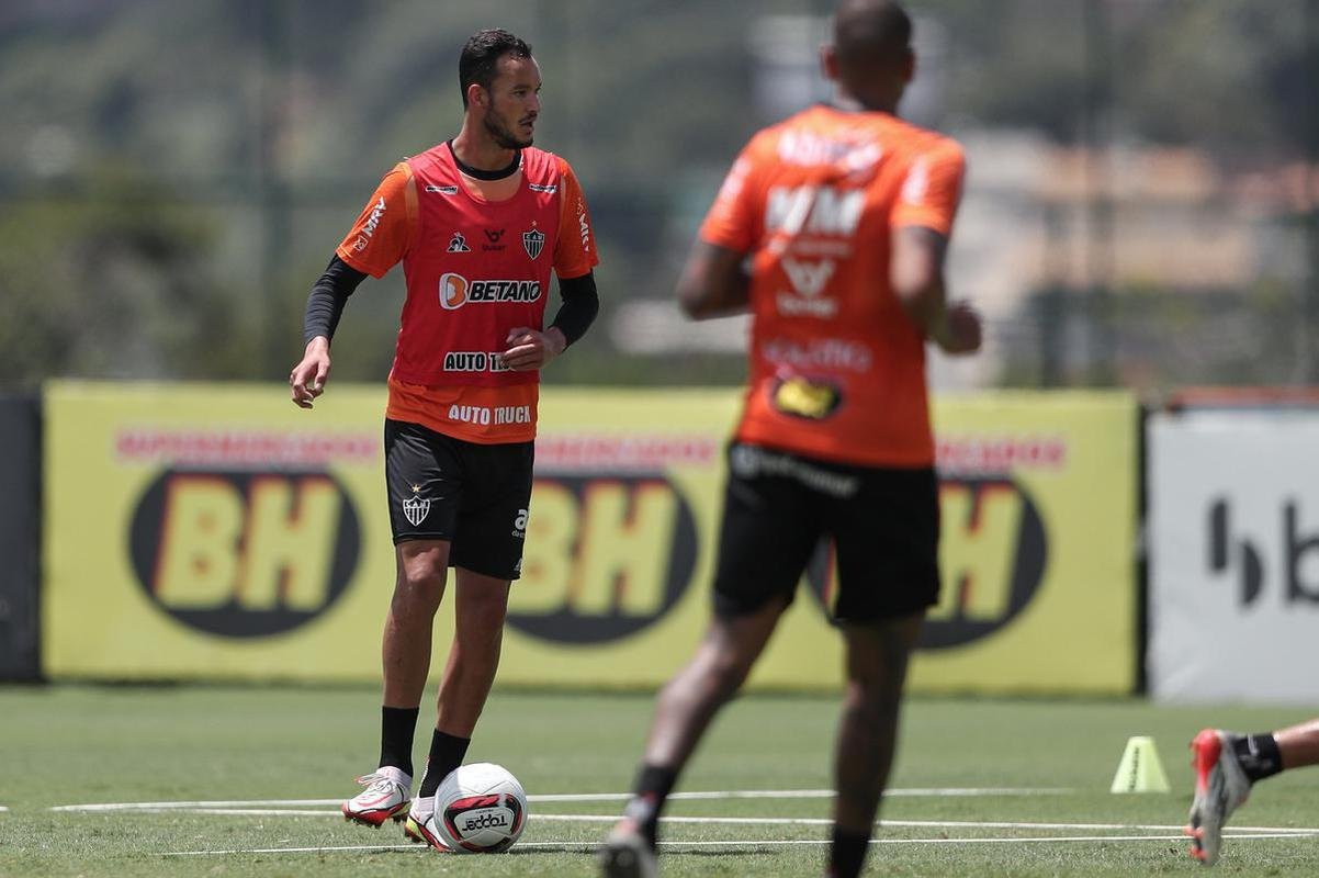 Com seriedade, mas tambm descontrao, o Atltico treinou sob sol forte na manh desta sexta-feira (21), na Cidade do Galo, em Vespasiano. Este foi o quinto dia de pr-temporada para o clube mineiro em 2022, sob o comando do tcnico argentino Antonio 'El Turco' Mohamed. Novas baixas, o volante Allan e o atacante Keno testaram positivo para COVID-19 e no participaram das atividades (ambos cumprem perodo de sete dias de isolamento social).