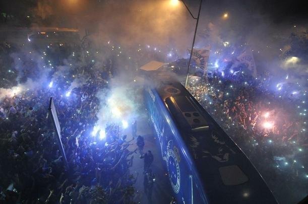 Torcida cruzeirense fez grande festa para recepcionar o time no Mineiro antes do duelo com o Flamengo