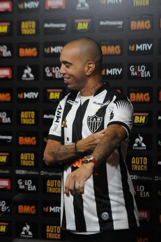 Diego Tardelli foi apresentado pelo diretor de futebol do Atltico, Rui Costa, neste domingo, antes do jogo contra a Caldense