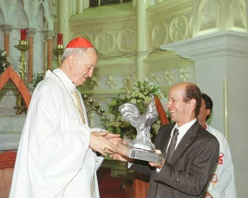 Dom Serafim recebeu o Galo de Prata das mos do ento presidente do Atltico, Ricardo Guimares