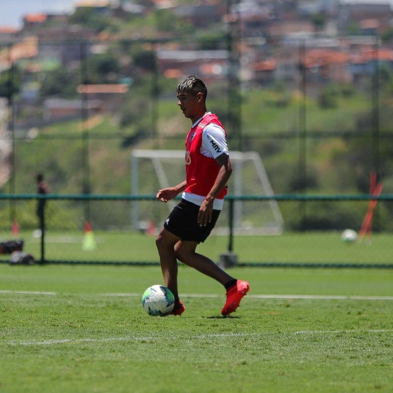 Atlético divulga fotos do novo uniforme de treino